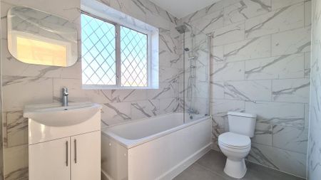 4 bedroom semi-detached house to rent - Photo 5