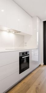 STUNNING WATERFRONT APARTMENT - 6 MONTH LEASE - Photo 3