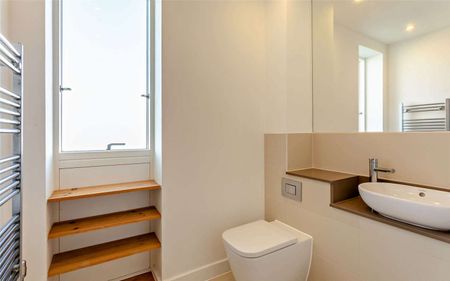 Spacious three-level town house with double garage and off-street parking - Photo 5