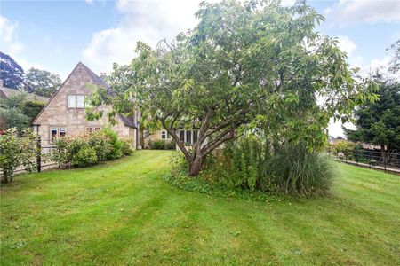 Handsome Farmhouse in the Quaint Village of Maugersbury. - Photo 3