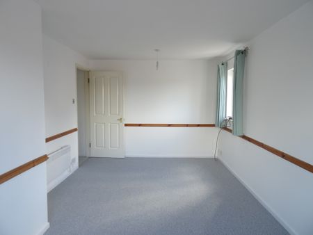 Lovely Two Bedroom Flat for Rent in Grays RM16, Close to Lakeside and Grays Town centre - Photo 2