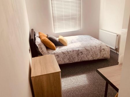 1 bedroom in a house share to rent - Photo 2