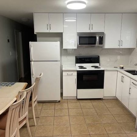 Newly renovated 1 bedroom & 1 bathroom Ground Level suite - Photo 1