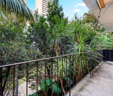 Spacious Apartment with Massive Courtyard ** Available 27/05/26 ** - Photo 5