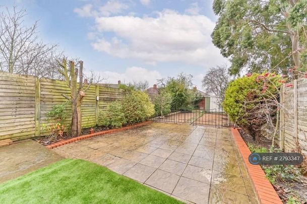 3 bedroom end of terrace house to rent - Photo 1