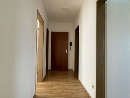 WBS ZWINGEND ERFORDERLICH! SCHÖNE 3-ZIMMERWOHNUNG IM DACHGESCHOSS MIT BALKON IN WUPPERTAL-NORDSTADT - Photo 2