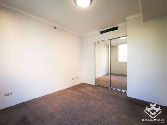 Spacious One Bed Apartment in Heart of Chatswood - Photo 1