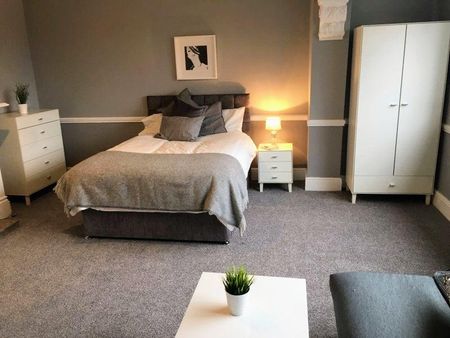 1 bedroom in a house share to rent - Photo 3