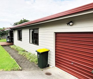 Sunny warm lockwood home in Pakuranga Heights - Photo 6
