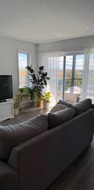 Superbe logement 3 1/2 + bureau à St-Nicolas, 1ier étage, climatisé, 2 STATIONNEMENTS EXTÉRIEURS INCLUS, LIBRE LE 1ier décembre 2025. - Photo 1