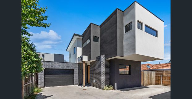 Modern 2 Bedroom Townhouse in Prime Brunswick Location - Photo 1