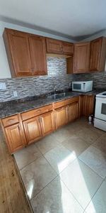 Beautiful 2 bd 1 baths unit is a house - Photo 3