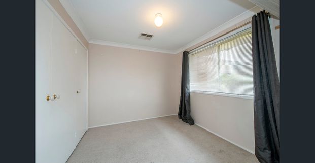 Lovely Renovated Townhouse With Ducted Air Upstairs - Photo 1