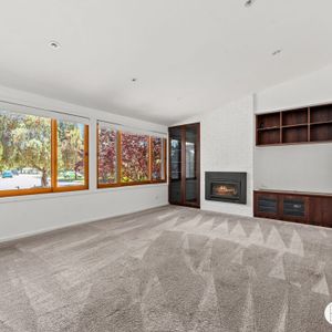 Spacious Family Home with Pool - Photo 2