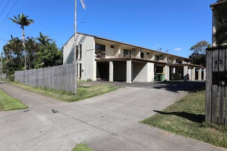 Townhouse - Airconditioned Bedrooms - Storage Room - Carport - Photo 5