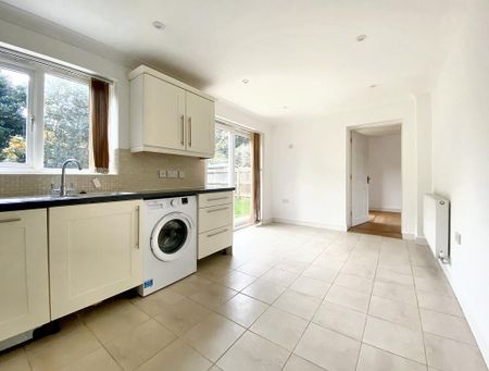 3 bedroom detached house to rent - Photo 2