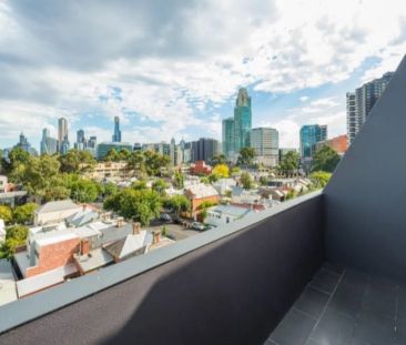 Large, Top Floor Apartment with Amazing City Views! - Photo 3