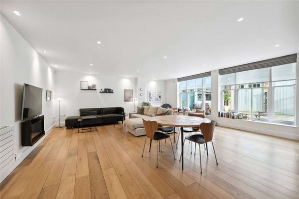 This is a well presented three bedroom Mews house, situated on an idyllic cobbled mews street in South Kensington - Photo 1