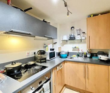 1 bedroom in a flat share to rent - Photo 2