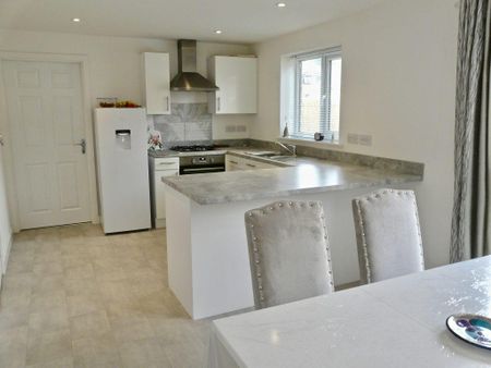 4 bedroom detached house to rent - Photo 5