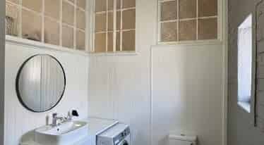 Warehouse Precinct Living: Modern 3-Bedroom Apart - Photo 2