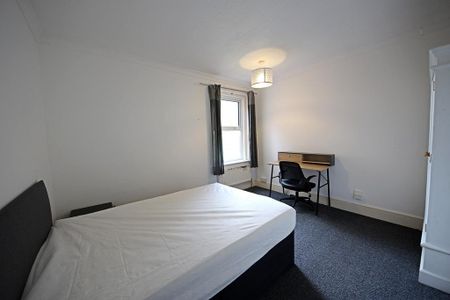 5 bedroom semi-detached house to rent - Photo 3