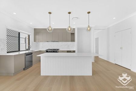 New to Market Pristine 5 Bedroom Family Home! - Photo 4