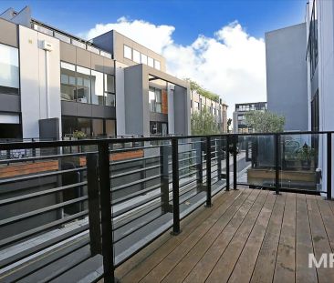 “Luxuriously appointed sophisticated living” - Photo 1