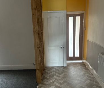 2 Bed Flat, Sandy Park Road, BS4 - Photo 1