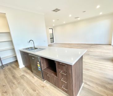 Modern Living in Sinclair Heights | 3 Bed + Study - Photo 5