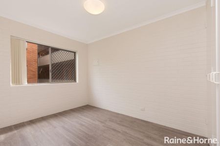 Easy-Care Unit in a Highly Convenient Position - Photo 4