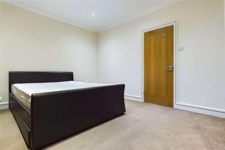 Cambridge Road West, Farnborough, Hampshire, GU14 - Photo 3