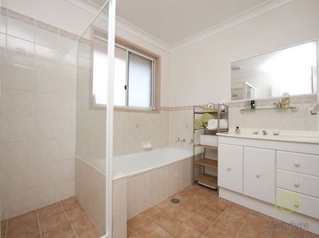 Spacious three bedroom townhouse in convenient location! - Photo 5