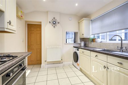 2 bedroom house to rent Wish Hill, Eastbourne, BN20 - Photo 4