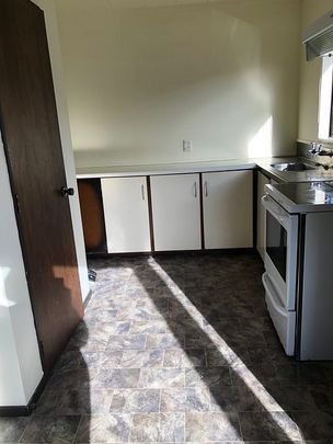 Sunny 3 bedroom house with parking for 2 cars - Photo 1