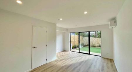 Modern 2-Bedroom Townhouse in Te Atatu South - Photo 4
