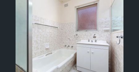 Spacious Two-Bedroom Apartment in the Heart of Monterey - Photo 4