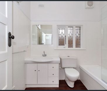 Art Deco Charm by the Beach — Freshly Updated & Perfectly Positioned - Photo 5