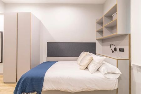 Calle Camilo José Cela, Sevilla, Andalusia 41018 - Photo 4