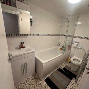 Room in a Shared House, Gunnersbury Lane, W3 - Photo 2