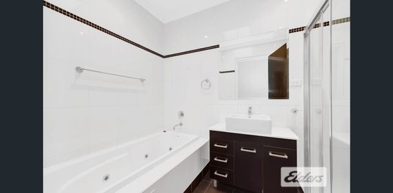 Spacious Apartment with Two Balconies & Lock-Up Garage - Photo 2