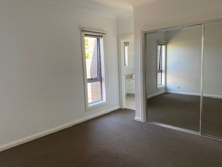 Contemporary & Spacious - Photo 3