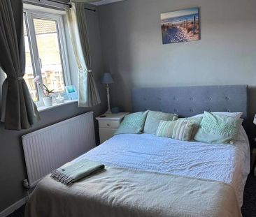 3 bedroom end of terrace house to rent - Photo 2
