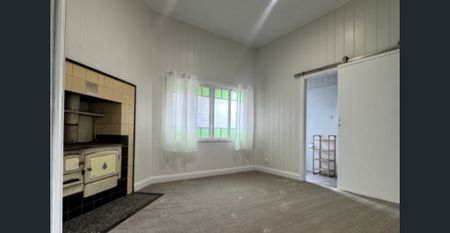 Charming 3-bedroom renovated cottage in Newtown! - Photo 2