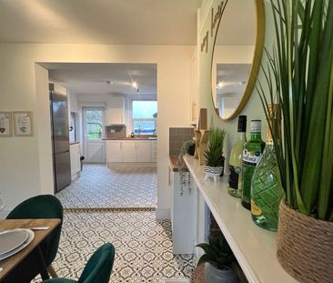 Stylish ensuite house share opposite train station The Sea Green Su... - Photo 1