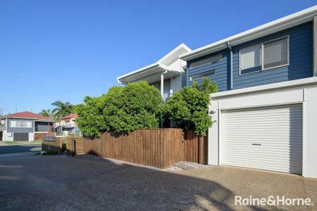 EXECUTIVE FULLY AIR-CONDITIONED 3 BEDROOM TOWNHOUSE IN THE HEART OF THE CITY! - Photo 3