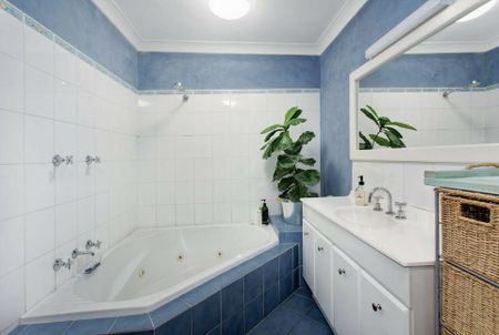 Family Home Backing Mona Vale Golf Course - Photo 3