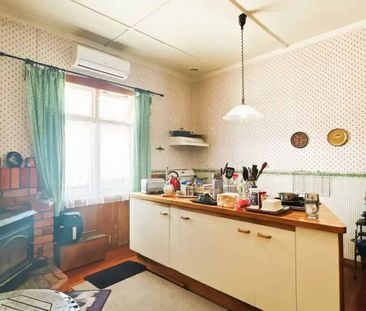 Charming 3 Bedroom Character Home Available for Rent - Photo 2