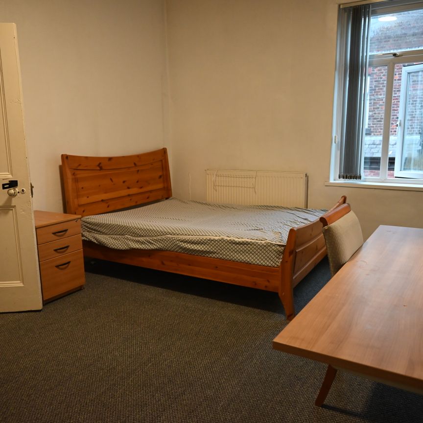 4 bedroom house to rent Harley Avenue, M14 - Photo 1