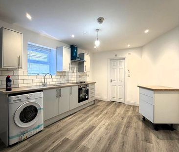 £1,100 PCM, Newly Refurbished Two Bedroom Ground Floor Flat With Ga... - Photo 1